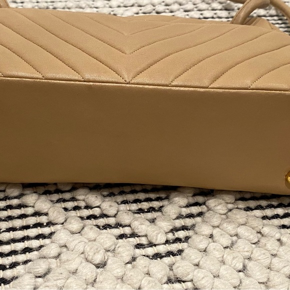 Authentic classic  Chanel chevron handbag - Picture 8 of 17